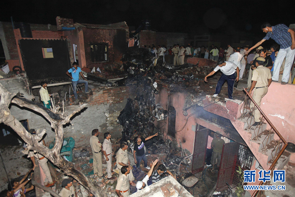 A small chartered civil aircraft with seven people including two pilots on board crashed into a residential area near Delhi on Wednesday night, and 9 people were killed, according to local sources.