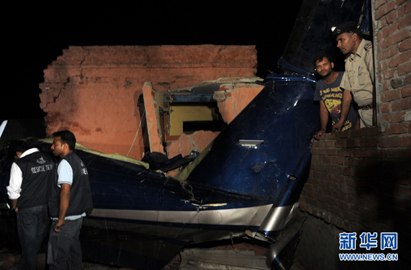 A small chartered civil aircraft with seven people including two pilots on board crashed into a residential area near Delhi on Wednesday night, and 9 people were killed, according to local sources.