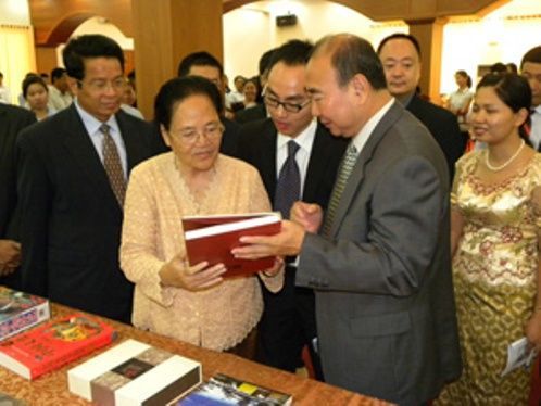 The Embassy of China in Phnom Penh on Wednesday donated more than 200 Chinese language books to the Confucius Institute of the Royal Academy of Cambodia. The hand-over ceremony was held at the Royal Academy of Cambodia (RAC) between Chinese ambassador Pan Guangxue and the RAC's president, Khlot Thyda.