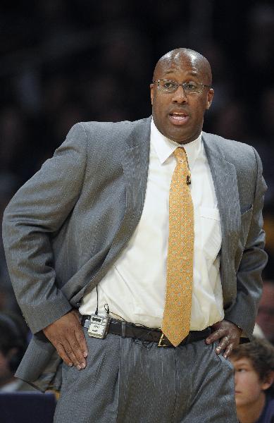 The Los Angeles Lakers say they are close to finalizing a deal with Mike Brown, pictured in 2009, to succeed Phil Jackson as the National Basketball Association team's new head coach. (Xinhua/Reuters Photo) 