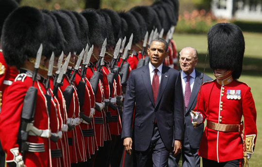 US President Barack Obama reviews an honor guard with Prince Phillip, Duke of Edinburgh, during an official arrival ceremony at Buckingham Palace in London May 24, 2011. [Photo/Agencies]