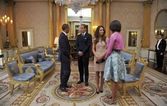 US President Barack Obama (L) and first lady Michelle Obama (R) talk to Britain's Prince William (2nd L) and Catherine, Duchess of Cambridge at Buckingham Palace, in London May 24, 2011. [Photo/Agencies]