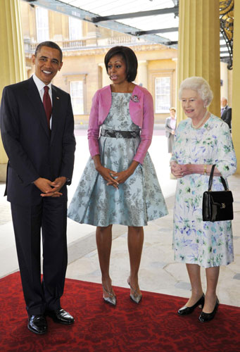 US President Barack Obama and first lady Michelle Obama (L) pose with Britain's Queen Elizabeth at Buckingham Palace in London May 24, 2011. [Photo/Agencies]