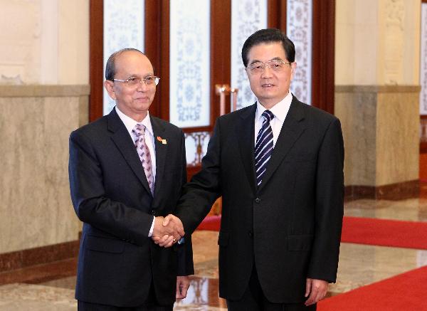 Chinese President Hu Jintao (R) shakes hands with Myanmar President U Thein Sein during the welcome ceremony in Beijing, capital of China, May 27, 2011. [Xinhua] 