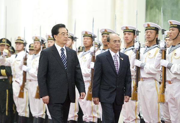 Chinese President Hu Jintao (L) and Myanmar President U Thein Sein inspect guard of honor during the welcome ceremony in Beijing, capital of China, May 27, 2011.[Xinhua] 