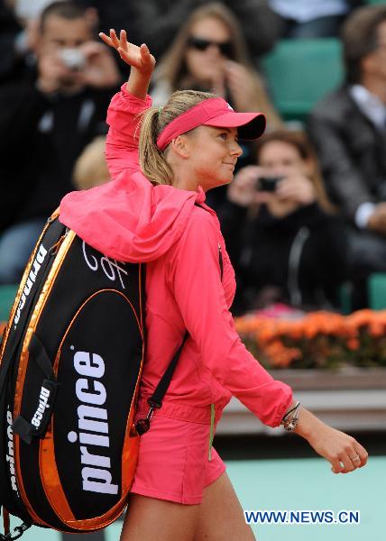 Daniela Hantuchova of Slovakia greets the audience after the 3rd round match against Caroline Wozniacki of Denmark in the French Open tennis tournament in Paris on May 27 2011. Daniela Hantuchova won 2-0. [Xu Liang/Xinhua]