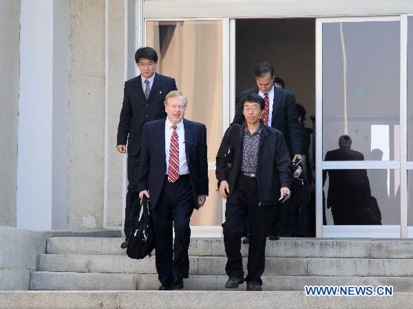 Robert King (L, front), U.S. special envoy for DPRK human rights, and U.S. citizen Eddie Jun Young Su (R, front) prepare to leave Pyongyang, the Democratic People's Republic of Korea (DPRK), on May 28, 2011. Jun was detained in November 2010 on charges of anti-DPRK crime. [Zhang Li/Xinhua]