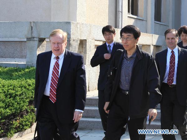 Robert King (L, front), U.S. special envoy for DPRK human rights, and U.S. citizen Eddie Jun Young Su (R, front) prepare to leave Pyongyang, the Democratic People's Republic of Korea (DPRK), on May 28, 2011. [Zhang Li/Xinhua]