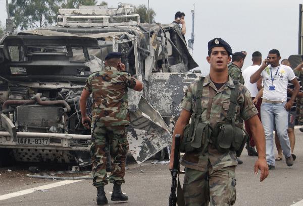 Lebanese soldiers secured the area around a UN damaged vehicle at Remaily village near the southern Lebanese port city of Sidon May 27, 2011. [Xinhua/Reuters Photo]