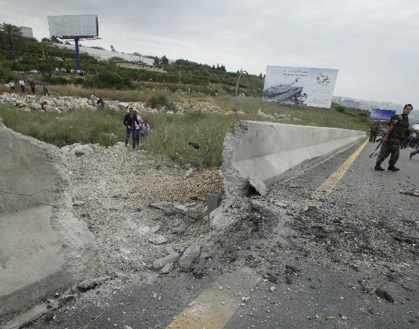 Lebanese soldiers secure the area where an explosion occurred near the road at Remaily village near the southern Lebanese port city of Sidon May 27, 2011. [Xinhua/Reuters Photo]