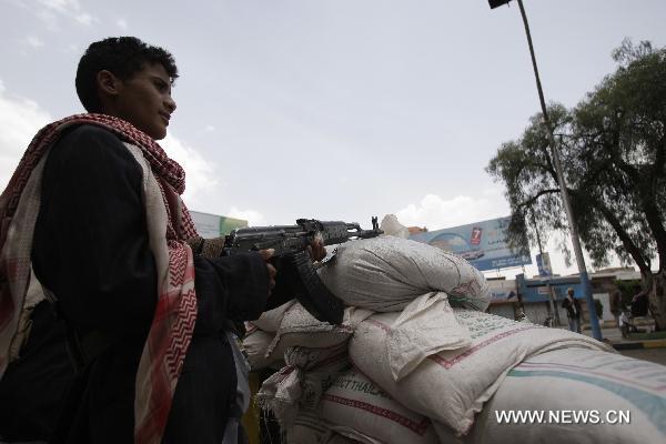 Yemen's tribal militants stand guards in Sanaa, capital of Yemen, May 28, 2011. Yemeni government and armed tribesmen led by an opposition tribal chief reached a temporary truce on Saturday to end five-day pitched battles in the capital that has killed at least 127 people, tribal mediators said. [Xinhua] 