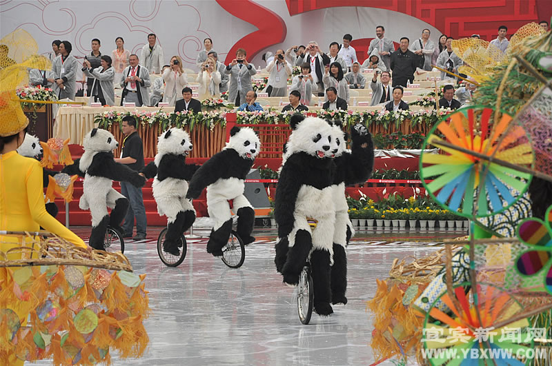 People perform traditiaonal dance during the opening ceremony of the 3rd Chengdu Intangible Cultural Heritage Festival in Chengdu, capital of southwest China's Sichuan Province, May 29, 2011. 