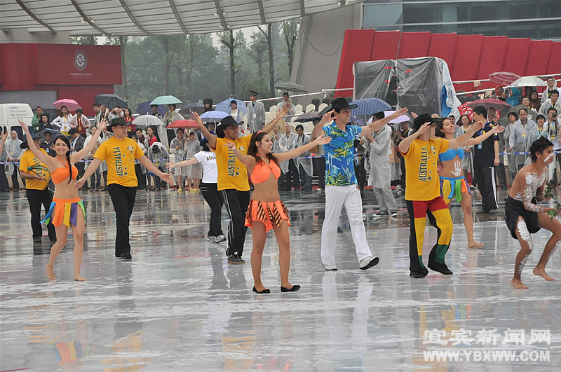 People perform traditiaonal dance during the opening ceremony of the 3rd Chengdu Intangible Cultural Heritage Festival in Chengdu, capital of southwest China's Sichuan Province, May 29, 2011. 