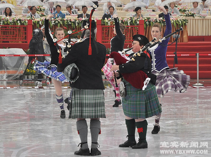 People perform traditiaonal dance during the opening ceremony of the 3rd Chengdu Intangible Cultural Heritage Festival in Chengdu, capital of southwest China's Sichuan Province, May 29, 2011. 