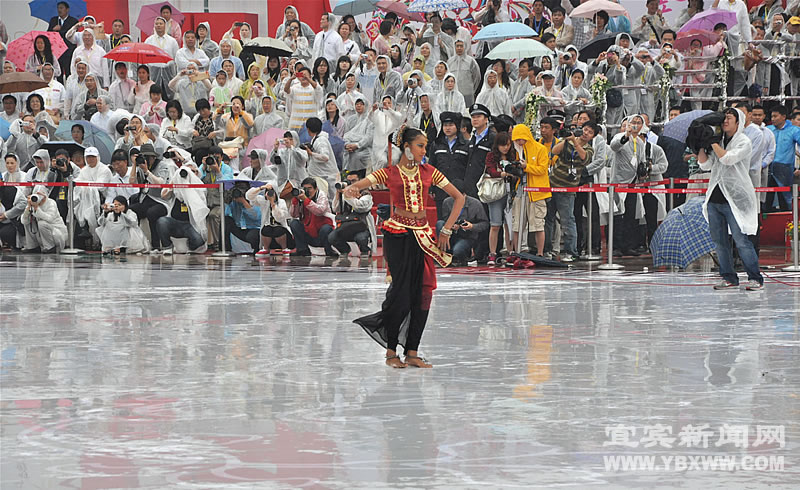 People perform traditiaonal dance during the opening ceremony of the 3rd Chengdu Intangible Cultural Heritage Festival in Chengdu, capital of southwest China's Sichuan Province, May 29, 2011. 