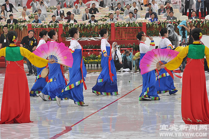 People perform traditiaonal dance during the opening ceremony of the 3rd Chengdu Intangible Cultural Heritage Festival in Chengdu, capital of southwest China's Sichuan Province, May 29, 2011. 