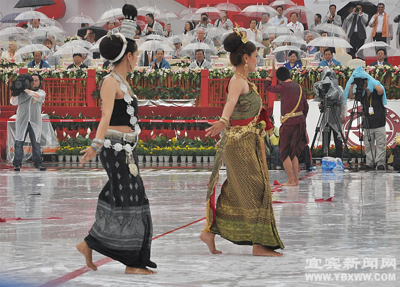 People perform traditiaonal dance during the opening ceremony of the 3rd Chengdu Intangible Cultural Heritage Festival in Chengdu, capital of southwest China's Sichuan Province, May 29, 2011. 