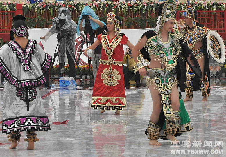 People perform traditiaonal dance during the opening ceremony of the 3rd Chengdu Intangible Cultural Heritage Festival in Chengdu, capital of southwest China's Sichuan Province, May 29, 2011. 