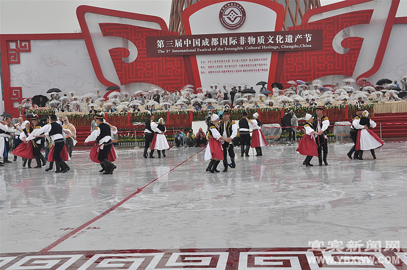 People perform traditiaonal dance during the opening ceremony of the 3rd Chengdu Intangible Cultural Heritage Festival in Chengdu, capital of southwest China's Sichuan Province, May 29, 2011. 