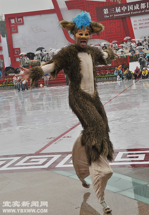 People perform traditiaonal dance during the opening ceremony of the 3rd Chengdu Intangible Cultural Heritage Festival in Chengdu, capital of southwest China's Sichuan Province, May 29, 2011. 