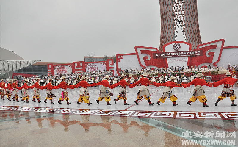 People perform traditiaonal dance during the opening ceremony of the 3rd Chengdu Intangible Cultural Heritage Festival in Chengdu, capital of southwest China's Sichuan Province, May 29, 2011. 