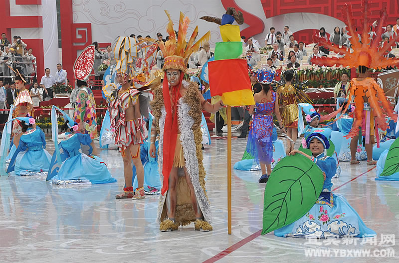 People perform traditiaonal dance during the opening ceremony of the 3rd Chengdu Intangible Cultural Heritage Festival in Chengdu, capital of southwest China's Sichuan Province, May 29, 2011. 