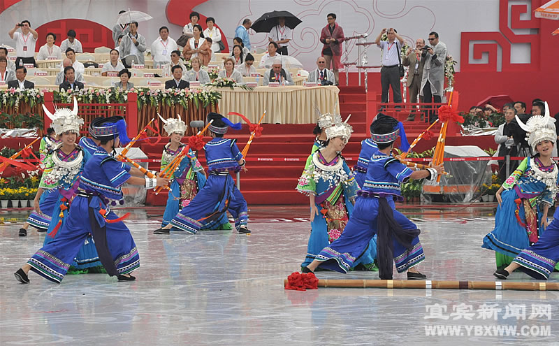 People perform traditiaonal dance during the opening ceremony of the 3rd Chengdu Intangible Cultural Heritage Festival in Chengdu, capital of southwest China's Sichuan Province, May 29, 2011. 