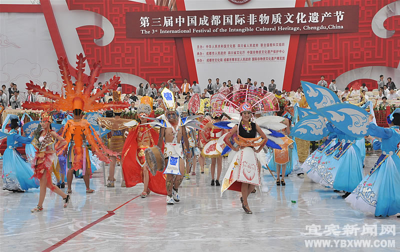 People perform traditiaonal dance during the opening ceremony of the 3rd Chengdu Intangible Cultural Heritage Festival in Chengdu, capital of southwest China's Sichuan Province, May 29, 2011. 