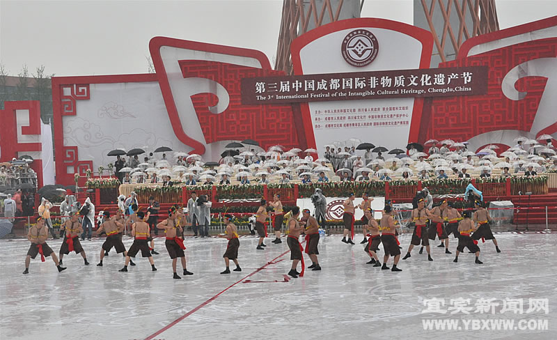 People perform traditiaonal dance during the opening ceremony of the 3rd Chengdu Intangible Cultural Heritage Festival in Chengdu, capital of southwest China's Sichuan Province, May 29, 2011. 