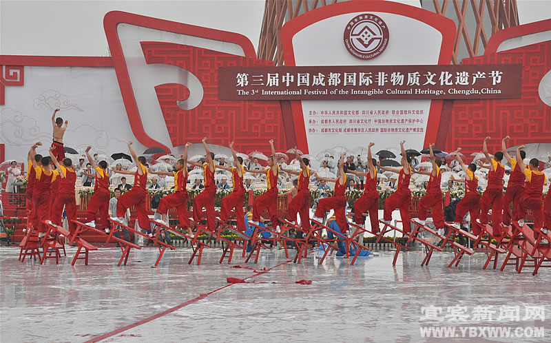 People perform traditiaonal dance during the opening ceremony of the 3rd Chengdu Intangible Cultural Heritage Festival in Chengdu, capital of southwest China's Sichuan Province, May 29, 2011. 