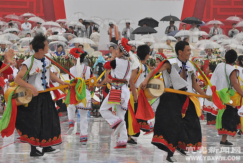 People perform traditiaonal dance during the opening ceremony of the 3rd Chengdu Intangible Cultural Heritage Festival in Chengdu, capital of southwest China's Sichuan Province, May 29, 2011. 