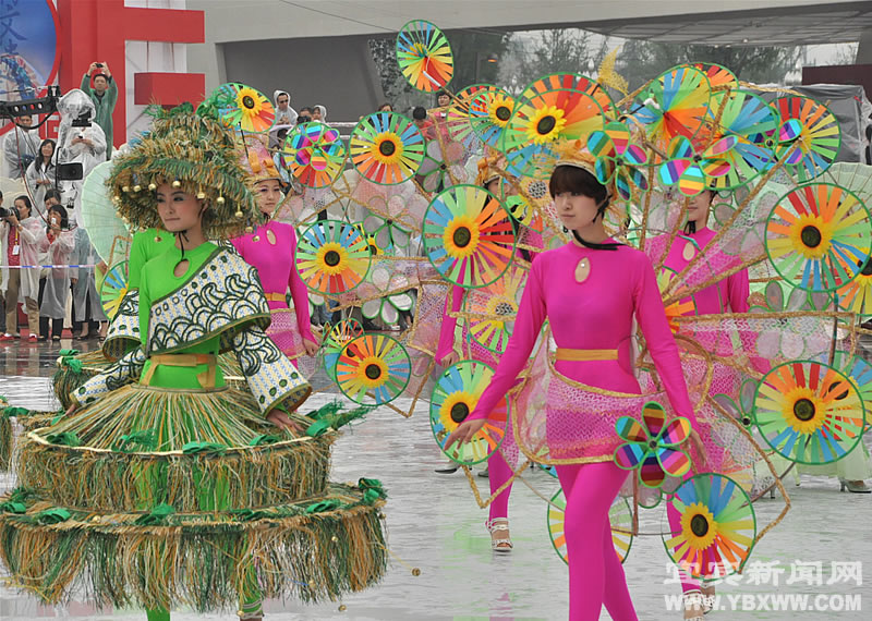 People perform traditiaonal dance during the opening ceremony of the 3rd Chengdu Intangible Cultural Heritage Festival in Chengdu, capital of southwest China's Sichuan Province, May 29, 2011. 