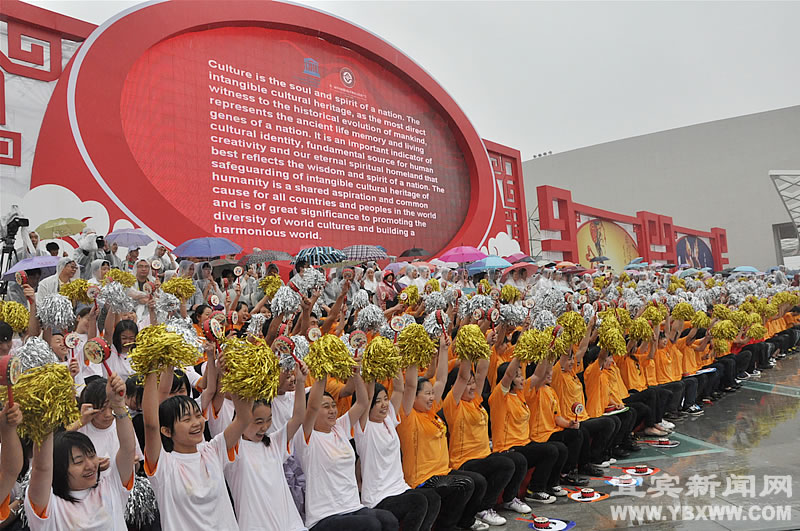 3rd Chengdu Intangible Cultural Heritage Festival kicks off in Chengdu, capital of southwest China's Sichuan Province, May 29, 2011.