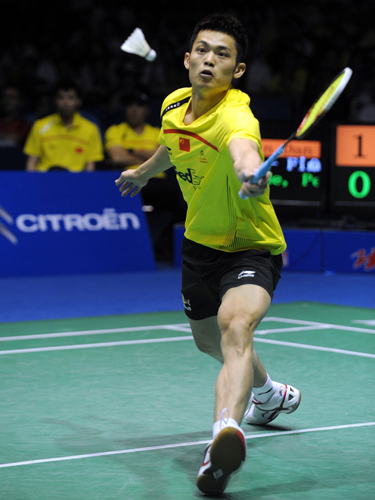 Lin Dan of China returns a ball during the match against  Peter Gade of Danmark in the final of the Sudirman Cup on Sunday, May 29, 2011. [Source: Sina.com]