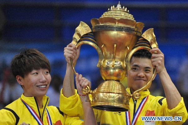 Lin Dan (R) and Wang Xiaoli of China hold up the trophy during the awarding ceremony of the final at the 2011 Sudirman Cup in Qingdao, east China's Shandong Province, May 29, 2011. China claimed the champion with 3-0. (Xinhua/Zhu Zheng)