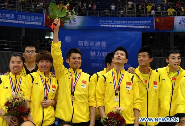Team members of China react during the awarding ceremony of the 2011 Sudirman Cup in Qingdao, east China's Shandong Province, May 29, 2011. China claimed the champion. (Xinhua/Li Ziheng)