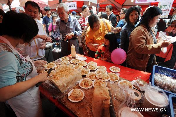 Citizens queue up to taste the traditional snack made of rice at the traditional rice food festival held in Taipei, south China's Taiwan, May 29, 2011. A traditional rice food festival kicked off in Taipei on Sunday, attracting many citizens to taste delicious snacks. 