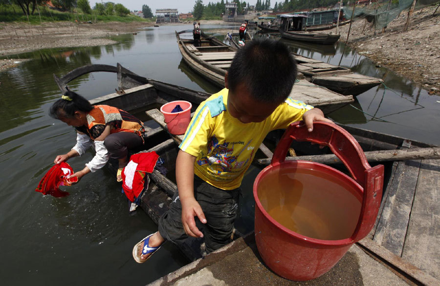 Honghu Lake dried up