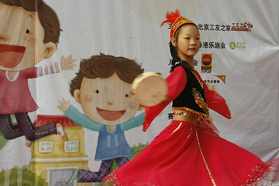 A student from Beijing Qingyuan School performs the Uygur dance Grapes Are Ripe. The New Citizen Children's Performing Arts Festival invited over 480 students from 18 schools for migrant children to celebrate Children's Day in Beijing on May 28 with performances such as dance, stand-up comedy, singing, photo exhibits and other activities. 