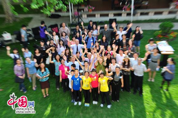 Attendants of 2nd China Child Welfare Week pose for a group photo at the end of the launching ceremony. [Pierre Chen / China.org.cn]