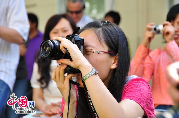 A photographer shooting the images of Maggie Cheung at launching ceremony of 2nd China Child Welfare Week. [Pierre Chen / China.org.cn]