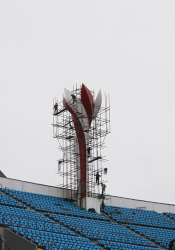 This photo shows workers on scaffolding putting the finishing touches on the Guiyang Olympic Sports Center Stadium. [Photo: CRIENGLISH.com/Yu JingJing] 