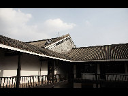 Located on Changzhou Island of Huangpu District, Guangzhou, the Whampoa Military Academy was founded in 1924 by Sun Yat-sen to cultivate military officers. The academy gathers the revolutionary military talents at the time. Chiang Kai-shek was appointed the first commandant of the academy and Zhou Enlai, the first premier of the People's Republic of China, was once among the instructors in the academy's political department.[上路D新手/bbsf.fengniao]