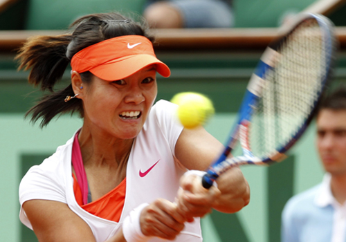 Li Na of China returns the ball during the 4th round match of Women's singles against Petra Kvitova of Czech Republic in the French Open tennis tournament at the Roland Garros stadium in Paris, May 30, 2011. Li Na won 2-1 to enter the quarterfinals