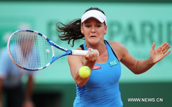 Agnieszka Radwanska of Poland returns the ball to Maria Sharapova of Russia during their women's singles round of 16 match at the French Open tennis championship at the Roland Garros stadium in Paris, capital of France, May 30, 2011. Sharapova won 2-0. (Xinhua/Gao Jing)