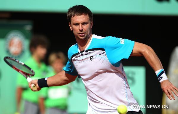 Robin Soderling of Sweden returns the ball to Gilles Simon of France during their men's singles round of 16 match at the French Open tennis championship at the Roland Garros stadium in Paris, capital of France, May 30, 2011. Soderling won 3-0. (Xinhua/Gao Jing)