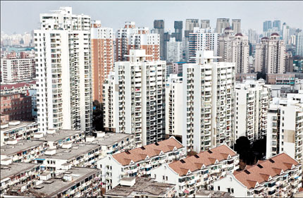 Apartment buildings stand in Shanghai. New home supply in the city soared to the highest in five months last week, with sales little changed but the average price fell more than 2 percent.[Shanghai Daily]