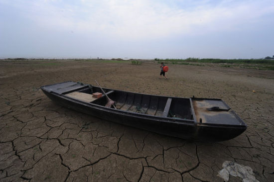 A boat was seen sitting on the bed of the dried-up Chaohu Lake in Zhonghan township, Chaohu City of China&apos;s Anhui province on Monday, May 31, 2011.