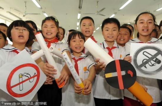 Pupils of Hefei Province are taking part in activities to emphasize the harm of smoking.
