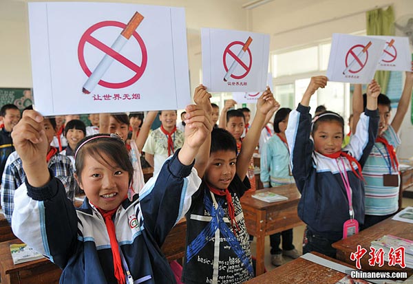 Pupils of Hefei Province are taking part in activities to emphasize the harm of smoking. 